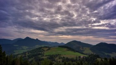 İlkbaharda kırsal bir dağ manzarası üzerinde yüksek bulutlar. 