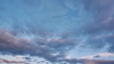 Gün batımından sonra mavi gökyüzünde hareket eden bulutlar, 4K 