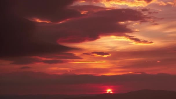 Ανατολή ηλίου. Όμορφα κόκκινα σύννεφα, αυγή — Αρχείο Βίντεο