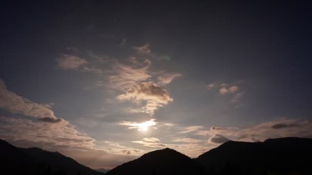 Dolunayda parlayan ay, gece gökyüzü — Stok video