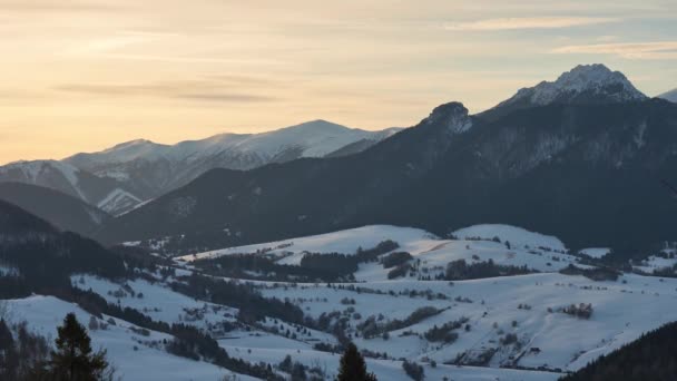 Зимний сельский пейзаж под горами в конце дня — стоковое видео