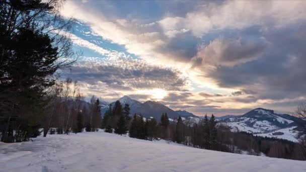 Coucher de soleil doré coloré sur une montagne enneigée d'hiver — Video