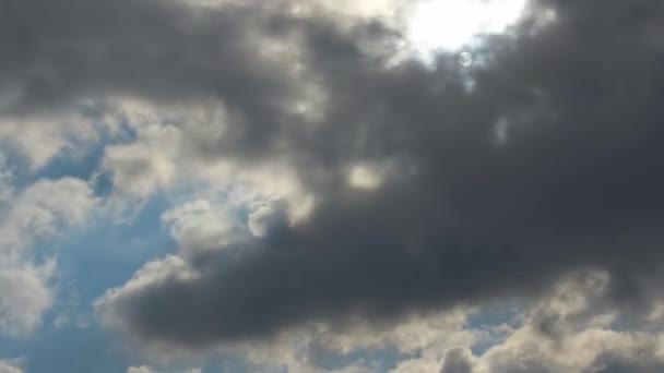 Chmury w ciągu dnia, słońce świeci przez chmury — Wideo stockowe