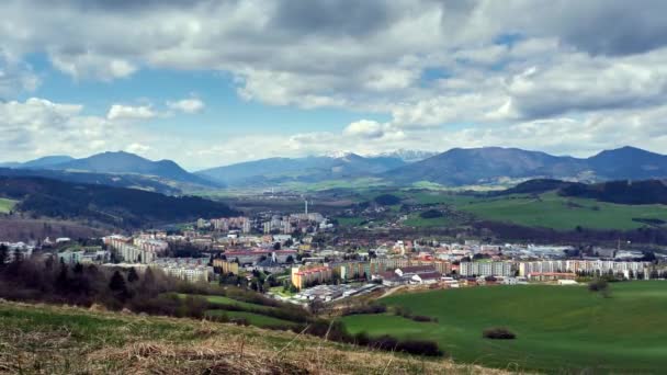 Dramatische wolken en zomer stadslandschap in de bergen, Dolny Kubin, Slowakije. — Stockvideo