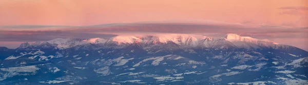 Yüksek Tatra Dağları 'nın kış manzarası. Gün batımında güzel bir ışık, panoramatik bir fotoğraf.
