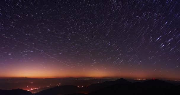 As estrelas giram no céu estrelado da noite sobre as montanhas. 4K timelapse vídeo — Vídeo de Stock