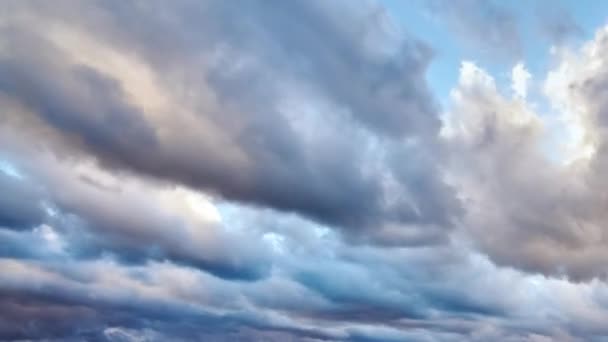 De wolken bewegen snel in de schemering. Winderige wolk. Stormwolken. — Stockvideo