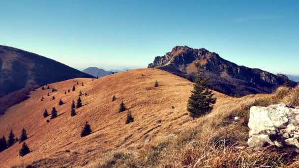 Paysage de montagne d'automne à Mala Fatra sur la colline Velky Rozsutec en Slovaquie Timelapse — Video