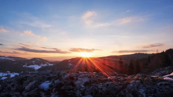 Szene Natur Sonnenuntergang in den Bergen. Natur Hintergrund Zeitraffer, Europa 4K — Stockvideo
