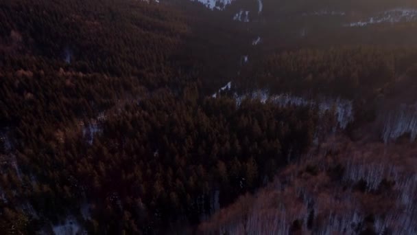 Flygfoto över ett landsbygdslandskap med skogar, kullar och snöiga ängar — Stockvideo