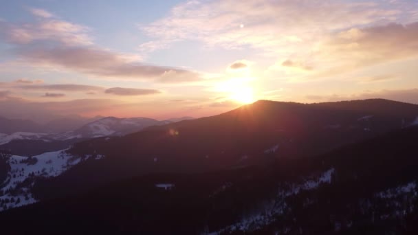 Légi kilátás a téli naplemente felett alpesi sziluett hegyek, — Stock videók
