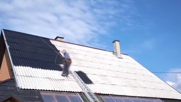 Часові кадри. Міська тема. Фарбування олов'яного даху . — стокове відео