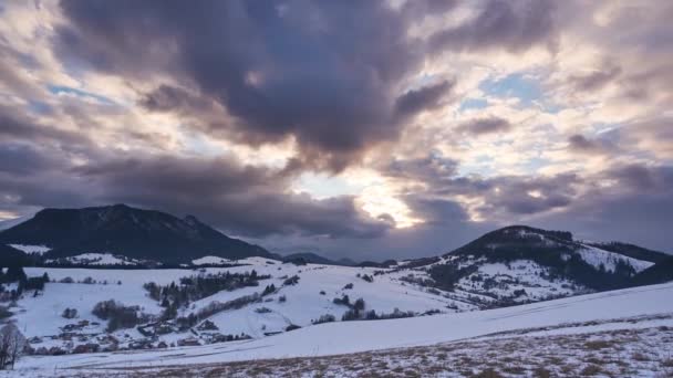 雪の牧草地と森の丘の間の谷と森の風景の上を飛行 — ストック動画
