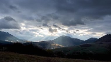 Güneş ışınları bulutların arasından parlar ve fırtınadan önce bulutlu havayı aydınlatır.