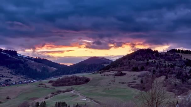 Vidéki dombos tavaszi táj, sűrű felhők gyors mozgással, színek kék órában, Timelapse 4K — Stock videók