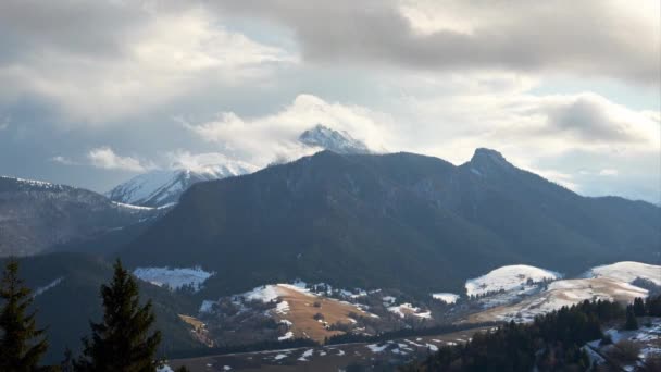 Квітень похмура погода в альпійському гірському пейзажі протягом дня .. Timelapse FHD — стокове відео