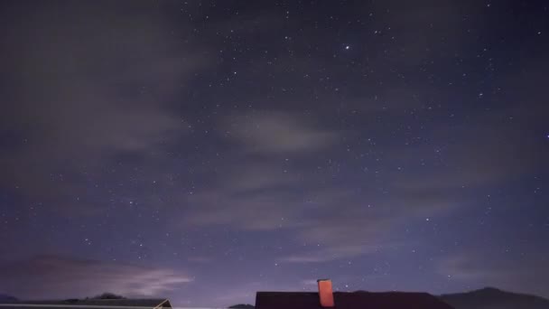 Ночное небо из Млечного Пути, густые облака ночью. — стоковое видео