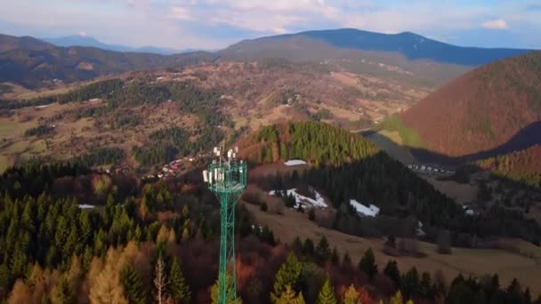Вид з повітря, телекомунікаційна вежа з антенами для мобільної мережі Інтернет на фоні лісу — стокове відео