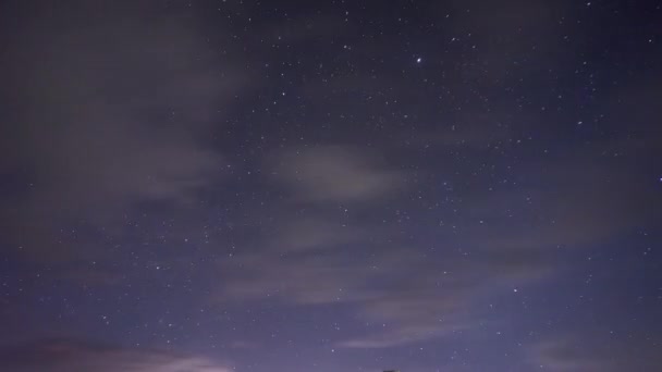 Estrellas Cielo de la Vía Láctea, nubes gruesas por la noche. — Vídeos de Stock