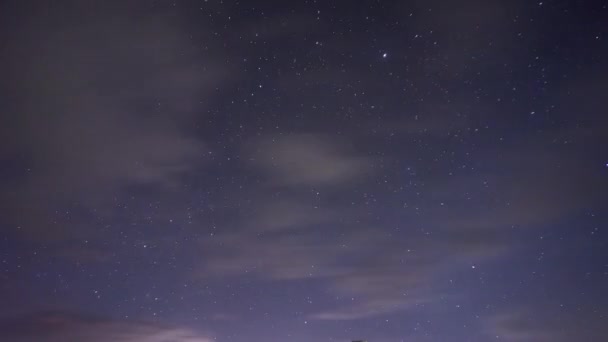 Sterren Lucht van de melkweg, dikke wolken 's nachts. — Stockvideo