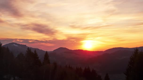 Orange sun setting over the forest landscape. The sun setting behind the clouds, Sunstet timelapse — Stock video