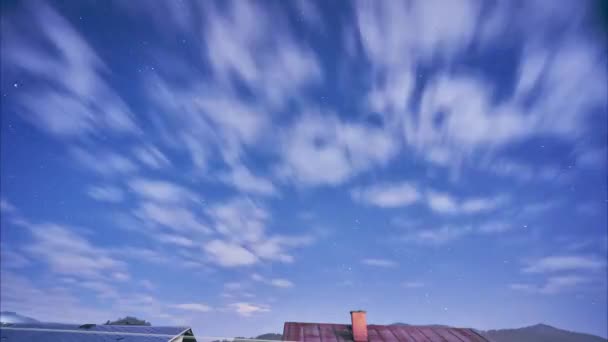 Ночное небо из Млечного Пути, густые облака ночью. — стоковое видео