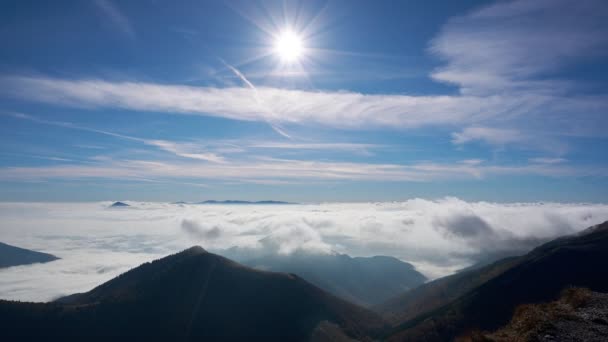 Sol ao meio-dia em movimento inversão nuvens baixas, Magia das montanhas, Alta altitude, Montanhas nebulosas — Vídeo de Stock