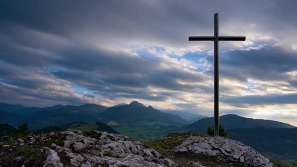 Cruz cristiana en una roca, hermoso paisaje de montaña con coloridas nubes gruesas 4K — Vídeo de stock