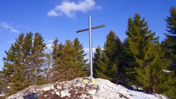 Christelijk ijzeren kruis op een rots. Blauwe lucht met kleine bewolkkingen.Bomen op de achtergrond. Tijdsverloop FHD — Stockvideo