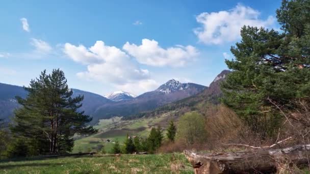 Bildandet av stormmoln i den blå himlen, de höga bergen i vårens bergslandskap — Stockvideo