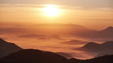 Sisli dağ manzarası üzerinde gün doğumu FHD