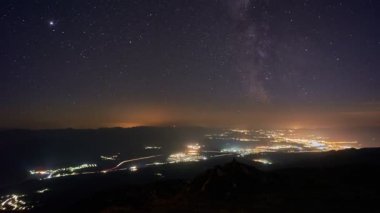 Samanyolu şehrin üzerinde, gece gökyüzü, FHD zaman kavramı 