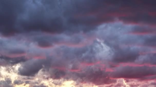 De wolken bewegen snel in de schemering. Winderige wolk. Stormwolken. — Stockvideo