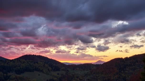 Nubes rojas épicas al atardecer, paisaje forestal otoñal. — Vídeos de Stock