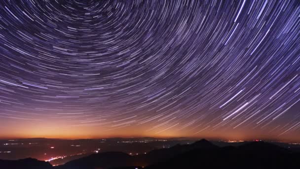 Звездный след Затихание звезд за одиноким деревом в ночном небе. FHD — стоковое видео