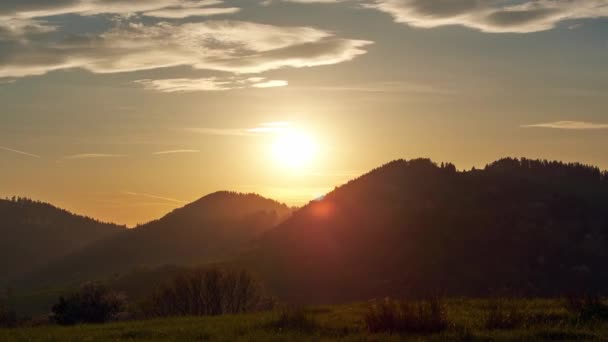 Coucher de soleil dans une forêt montagne paysage rural. — Video