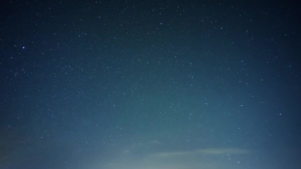 Céu estrelado com galáxia de forma leitosa, nuvens suaves — Vídeo de Stock