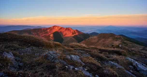 Bergslandskapet vid soluppgången, solstrålarna lyser upp bergsryggen — Stockvideo