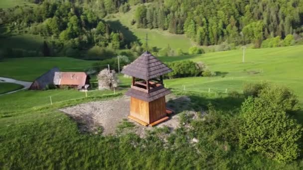 Christian Bell Tower Ett Kapell Grön Kulle Landsbygden Smidda Kors — Stockvideo