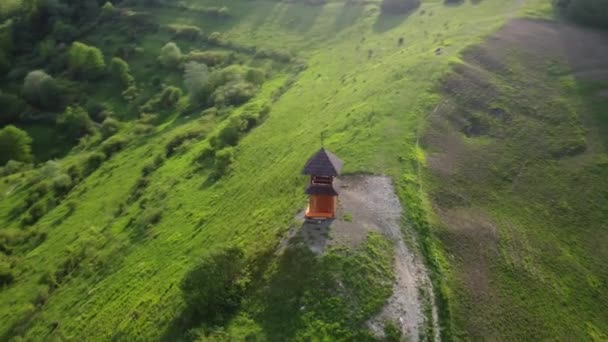 Chrześcijańska Dzwonnica Kaplica Zielonym Wzgórzu Wsi Fałszywy Krzyż Dachu Ruch — Wideo stockowe