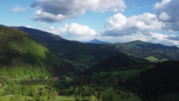 Pohled Ptačí Perspektivy Letní Hornatá Krajina Přírodě Lesy Zelenými Loukami — Stock video