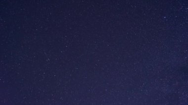 Gece gökyüzü, uydu yörüngeleri ve ince bulutlar. Samanyolu, geceden gündüze geçiş. Zaman Ayarı FHD