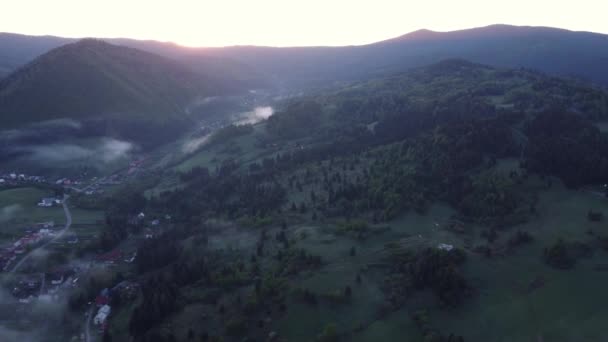 Flygfoto Över Tjocka Vita Moln Bergsskogdal Ovanför Träden Molnomvändning Ovanifrån — Stockvideo