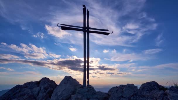 夕阳西下 铁十字交叉在岩石山岗上 它代表上帝 力量和拯救 这个视频有4K个时间表 宗教活动和促销的理想 — 图库视频影像
