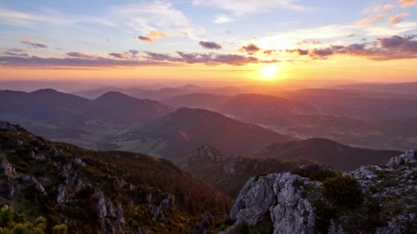 Zonsondergang Zonsopgang Rotsachtige Bergen Het Karpaten Platteland Zonnestralen Gekleurde Wolken — Stockvideo