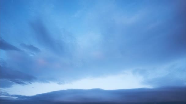 Облака После Шторма Сумерках Высокие Средние Облака Разные Направления Движения — стоковое видео