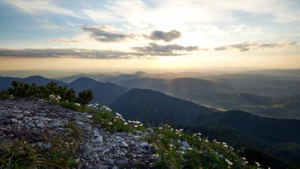 Zonsondergang Zonsopgang Rotsachtige Bergen Het Karpaten Platteland Zonnestralen Kleurrijke Wolken — Stockvideo