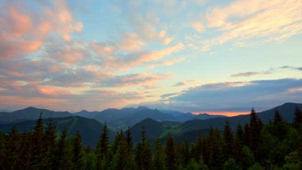 Prachtige Bergnatuur Het Voorjaar Wolken Landschap Zijn Gekleurd Rijke Kleuren — Stockvideo