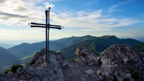 Żelazny Krzyż Skalistym Wzgórzu Letnim Krajobrazie Zachodzie Słońca Reprezentuje Boga — Wideo stockowe