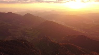 Batan güneşin parlaklığında güzel bir yaz alp dağı manzarası, 4K 'da hava manzarası. Yüksek kalite 4k görüntü